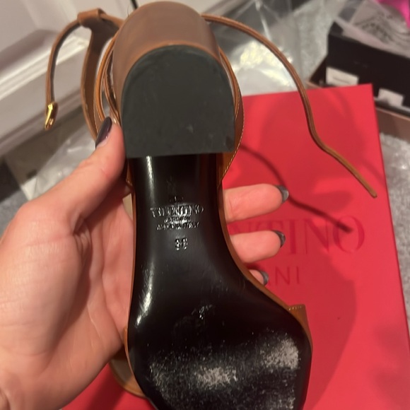 Valentino vlogo sandal. Mid heel. - Picture 5 of 9